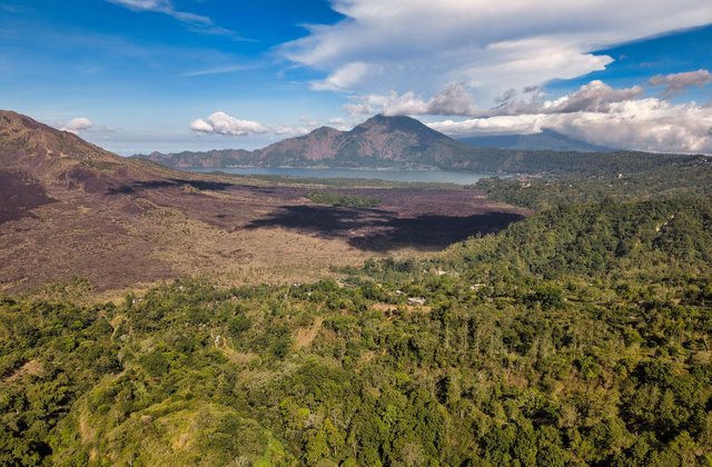 キンタマーニ、バリ島のバトゥール湖のカルデラ湖と火山
